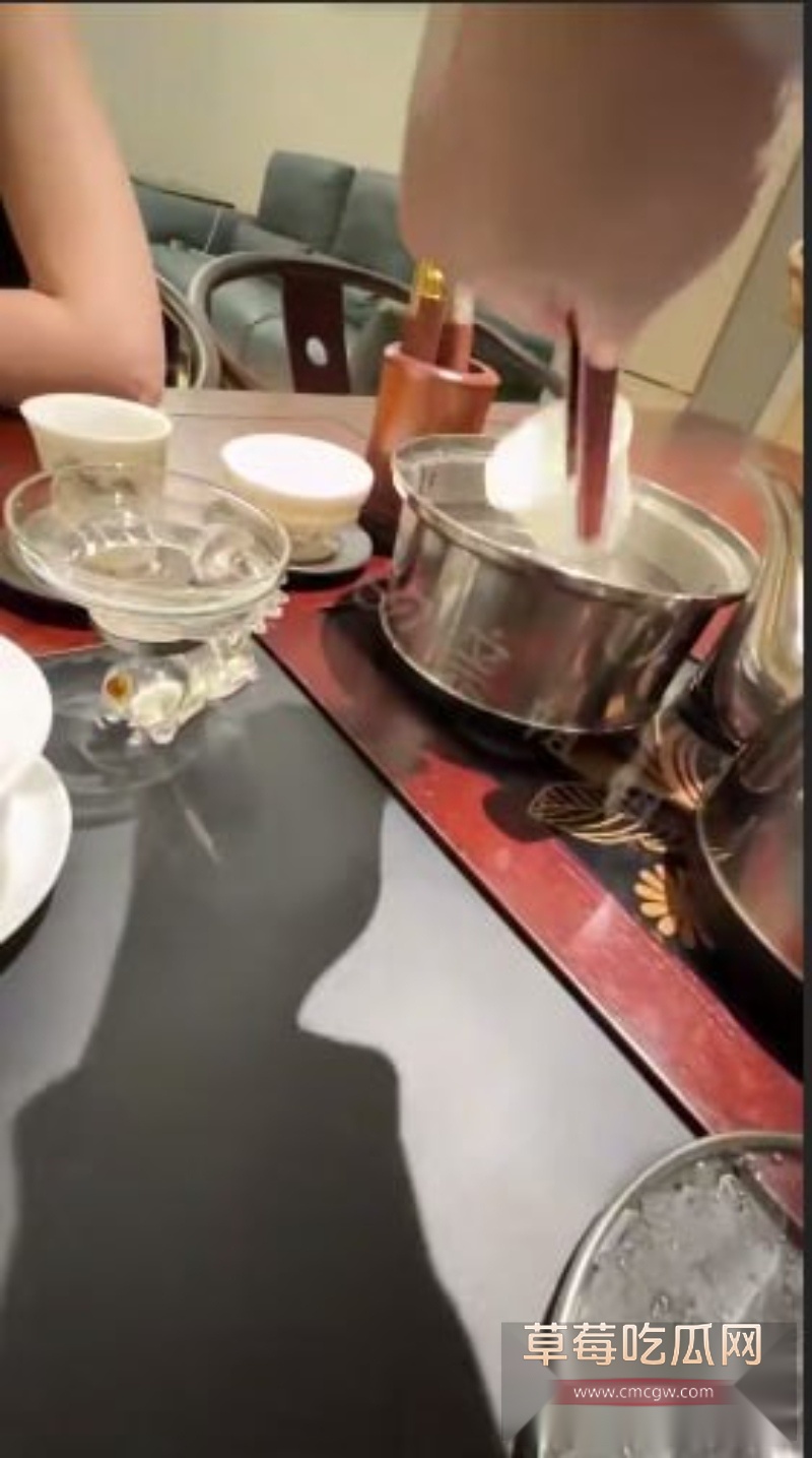 学姐不穿内裤在朋友办公桌猛操 1 学姐不穿内裤在朋友办公桌猛操 1