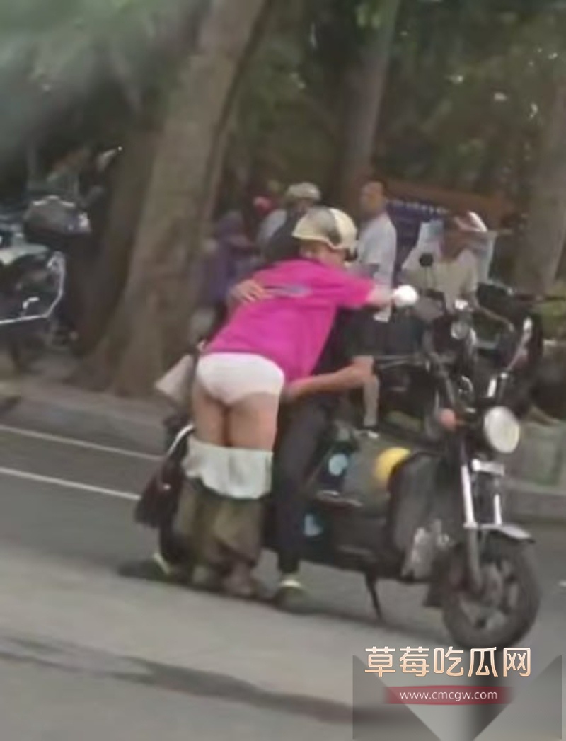 这是真炸街 情侣骑摩托车停在半路 美女下车抱着男人就开始当街脱裙子 男的当场掏屌就插 这是骑车把逼骑痒了？ 1