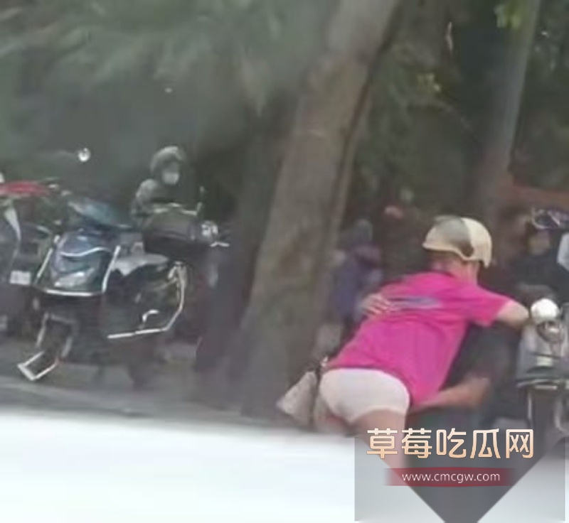 这是真炸街 情侣骑摩托车停在半路 美女下车抱着男人就开始当街脱裙子 男的当场掏屌就插 这是骑车把逼骑痒了？ 2