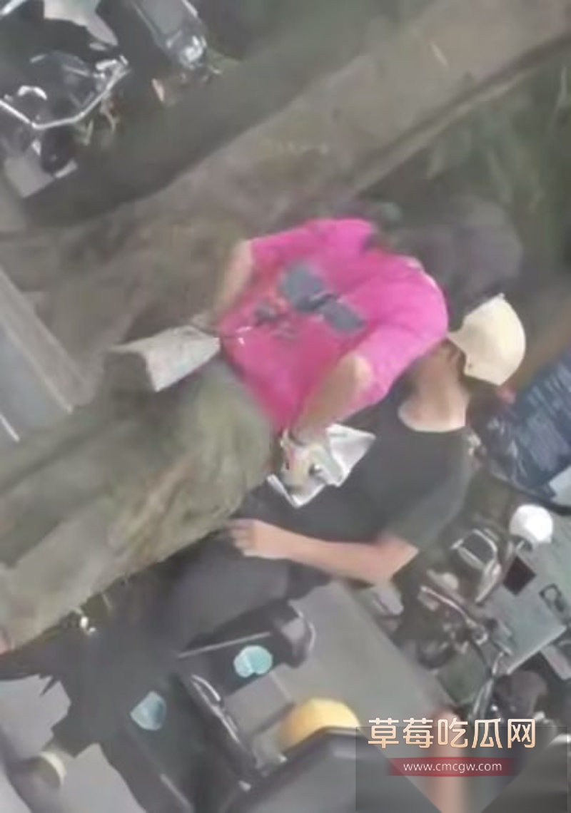 这是真炸街 情侣骑摩托车停在半路 美女下车抱着男人就开始当街脱裙子 男的当场掏屌就插 这是骑车把逼骑痒了？ 3