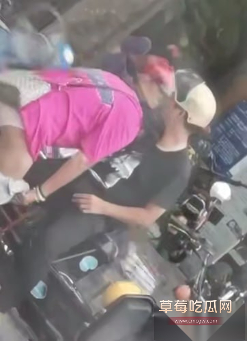 这是真炸街 情侣骑摩托车停在半路 美女下车抱着男人就开始当街脱裙子 男的当场掏屌就插 这是骑车把逼骑痒了？ 4