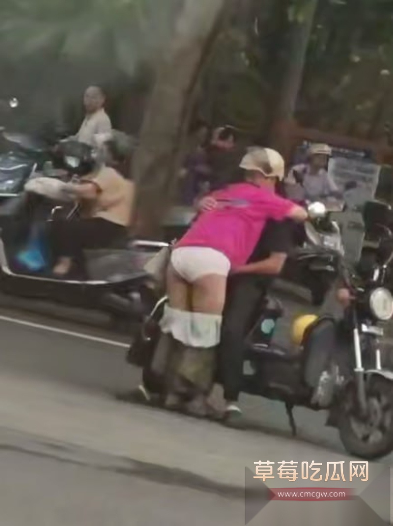 这是真炸街 情侣骑摩托车停在半路 美女下车抱着男人就开始当街脱裙子 男的当场掏屌就插 这是骑车把逼骑痒了？ 5
