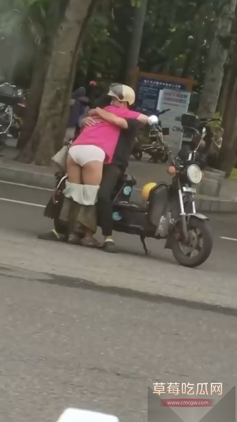 这是真炸街 情侣骑摩托车停在半路 美女下车抱着男人就开始当街脱裙子 男的当场掏屌就插 这是骑车把逼骑痒了？ 7