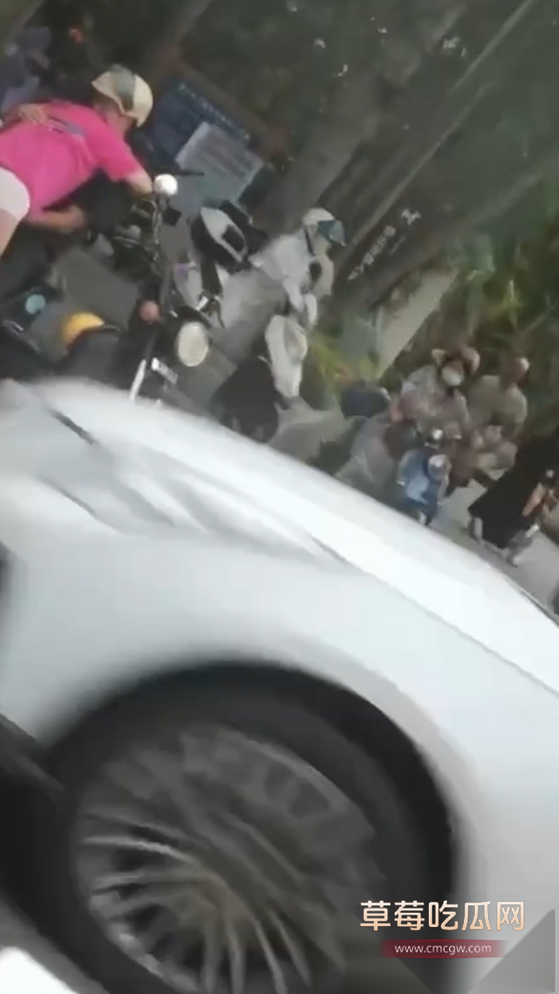 这是真炸街 情侣骑摩托车停在半路 美女下车抱着男人就开始当街脱裙子 男的当场掏屌就插 这是骑车把逼骑痒了？ 8