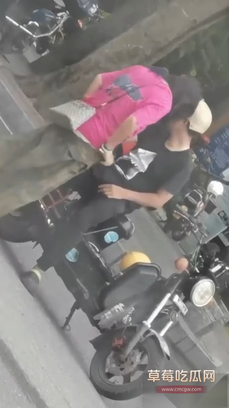 这是真炸街 情侣骑摩托车停在半路 美女下车抱着男人就开始当街脱裙子 男的当场掏屌就插 这是骑车把逼骑痒了？ 9