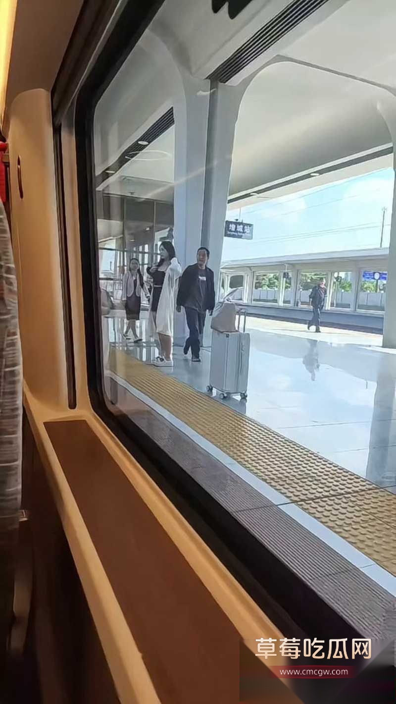 网友高铁偶遇全国可飞的超多气质型咯咯哒 网友因大声要微信惹恼美女 被美女们甩脸拒绝! 3 网友高铁偶遇全国可飞的超多气质型咯咯哒 网友因大声要微信惹恼美女 被美女们甩脸拒绝! 3