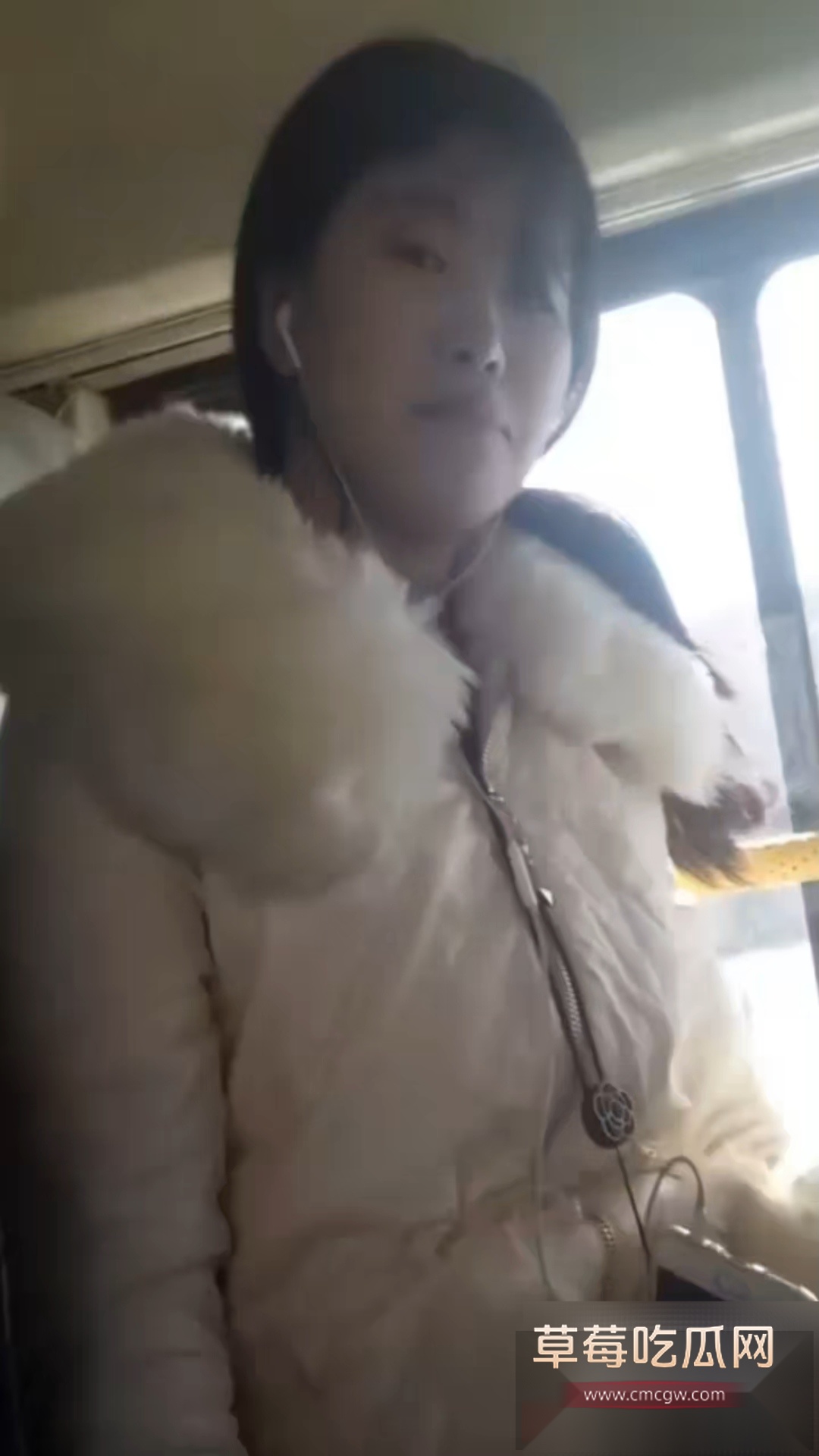 高乔珊公交车内口爆吞精 2 高乔珊公交车内口爆吞精 2