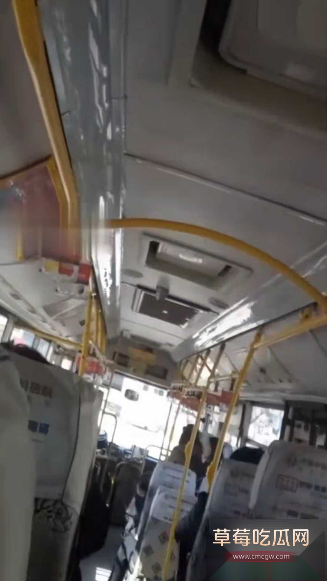 高乔珊公交车内口爆吞精 3 高乔珊公交车内口爆吞精 3