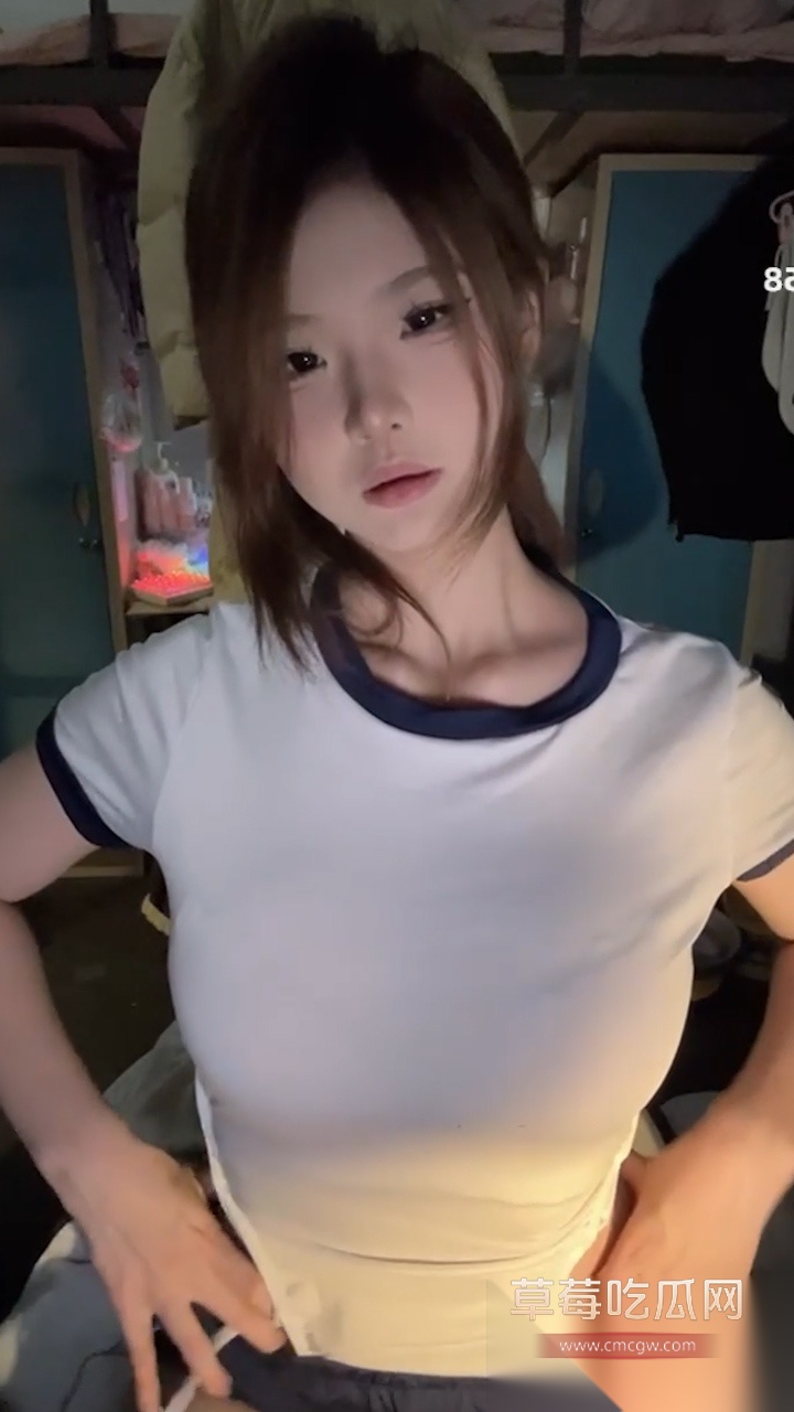 推特清纯眼镜学妹 超级困 吃到发骚赚的饭后 积极更新宿舍骚舞视频 全裸反差抠逼抠到喷水！ 4