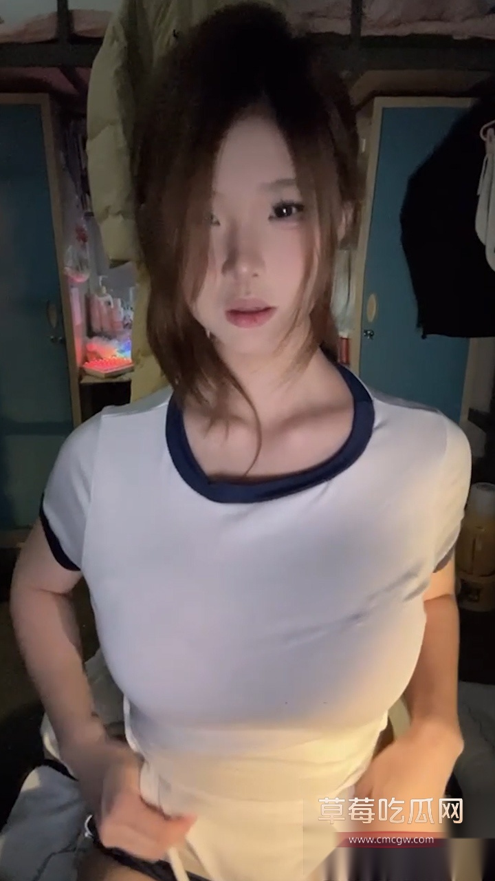 推特清纯眼镜学妹 超级困 吃到发骚赚的饭后 积极更新宿舍骚舞视频 全裸反差抠逼抠到喷水！ 5