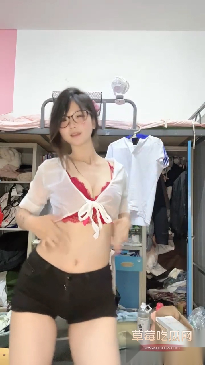 推特清纯眼镜学妹 超级困 吃到发骚赚的饭后 积极更新宿舍骚舞视频 全裸反差抠逼抠到喷水！ 8
