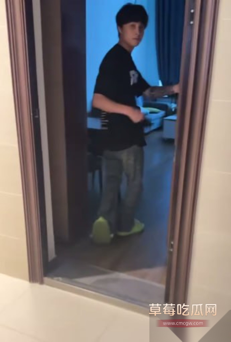 精神小伙现场捉奸女友 进门就菜刀架脖上直接对奸夫拳打脚踢 结果这女友霸气护奸夫 匕首对菜刀 看来是真爱! 1 精神小伙现场捉奸女友 进门就菜刀架脖上直接对奸夫拳打脚踢 结果这女友霸气护奸夫 匕首对菜刀 看来是真爱! 1