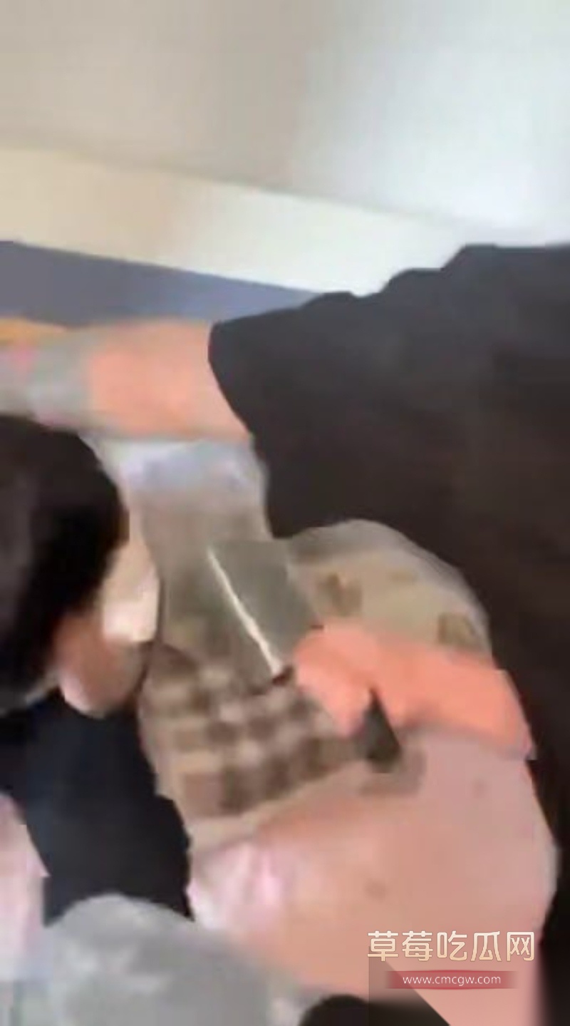 精神小伙现场捉奸女友 进门就菜刀架脖上直接对奸夫拳打脚踢 结果这女友霸气护奸夫 匕首对菜刀 看来是真爱! 2 精神小伙现场捉奸女友 进门就菜刀架脖上直接对奸夫拳打脚踢 结果这女友霸气护奸夫 匕首对菜刀 看来是真爱! 2