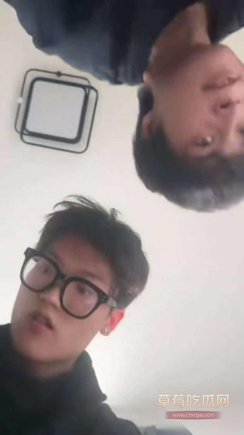 精神小伙现场捉奸女友 进门就菜刀架脖上直接对奸夫拳打脚踢 结果这女友霸气护奸夫 匕首对菜刀 看来是真爱! 3 精神小伙现场捉奸女友 进门就菜刀架脖上直接对奸夫拳打脚踢 结果这女友霸气护奸夫 匕首对菜刀 看来是真爱! 3