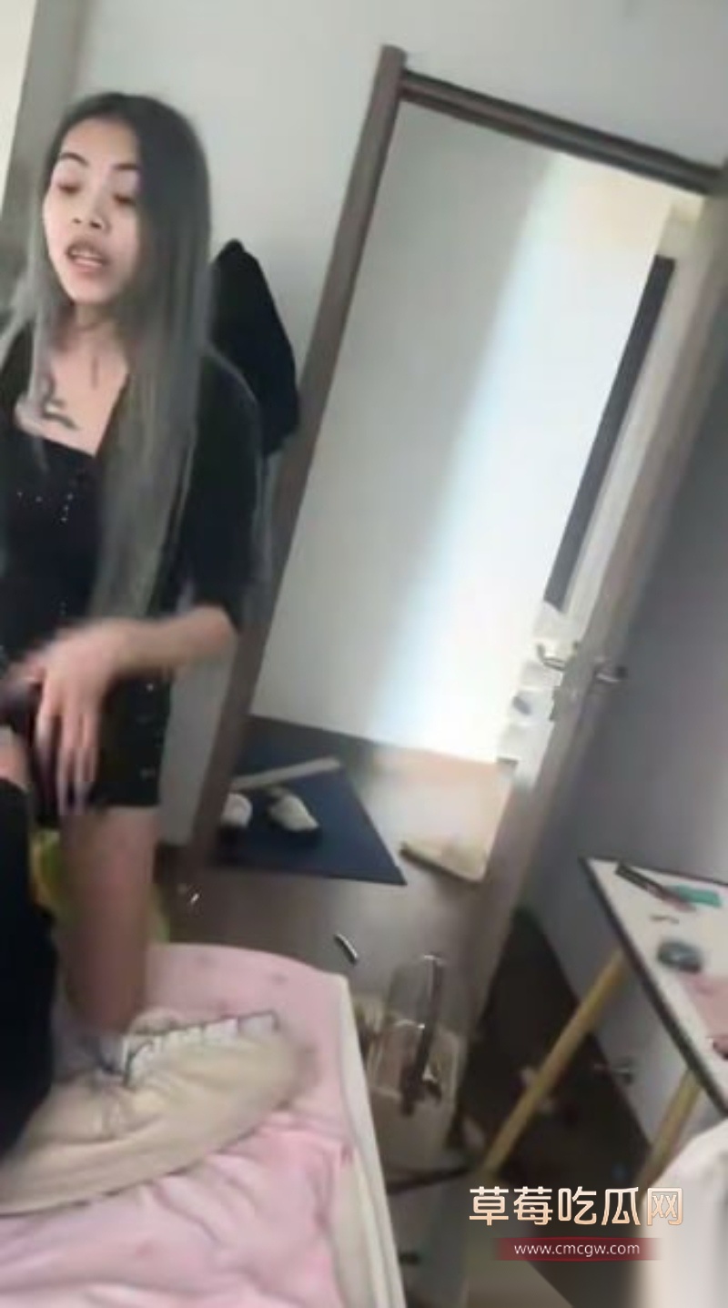 精神小伙现场捉奸女友 进门就菜刀架脖上直接对奸夫拳打脚踢 结果这女友霸气护奸夫 匕首对菜刀 看来是真爱! 4 精神小伙现场捉奸女友 进门就菜刀架脖上直接对奸夫拳打脚踢 结果这女友霸气护奸夫 匕首对菜刀 看来是真爱! 4