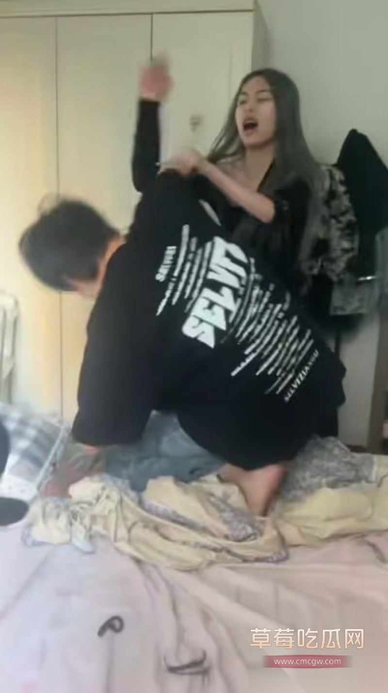 精神小伙现场捉奸女友 进门就菜刀架脖上直接对奸夫拳打脚踢 结果这女友霸气护奸夫 匕首对菜刀 看来是真爱! 5 精神小伙现场捉奸女友 进门就菜刀架脖上直接对奸夫拳打脚踢 结果这女友霸气护奸夫 匕首对菜刀 看来是真爱! 5