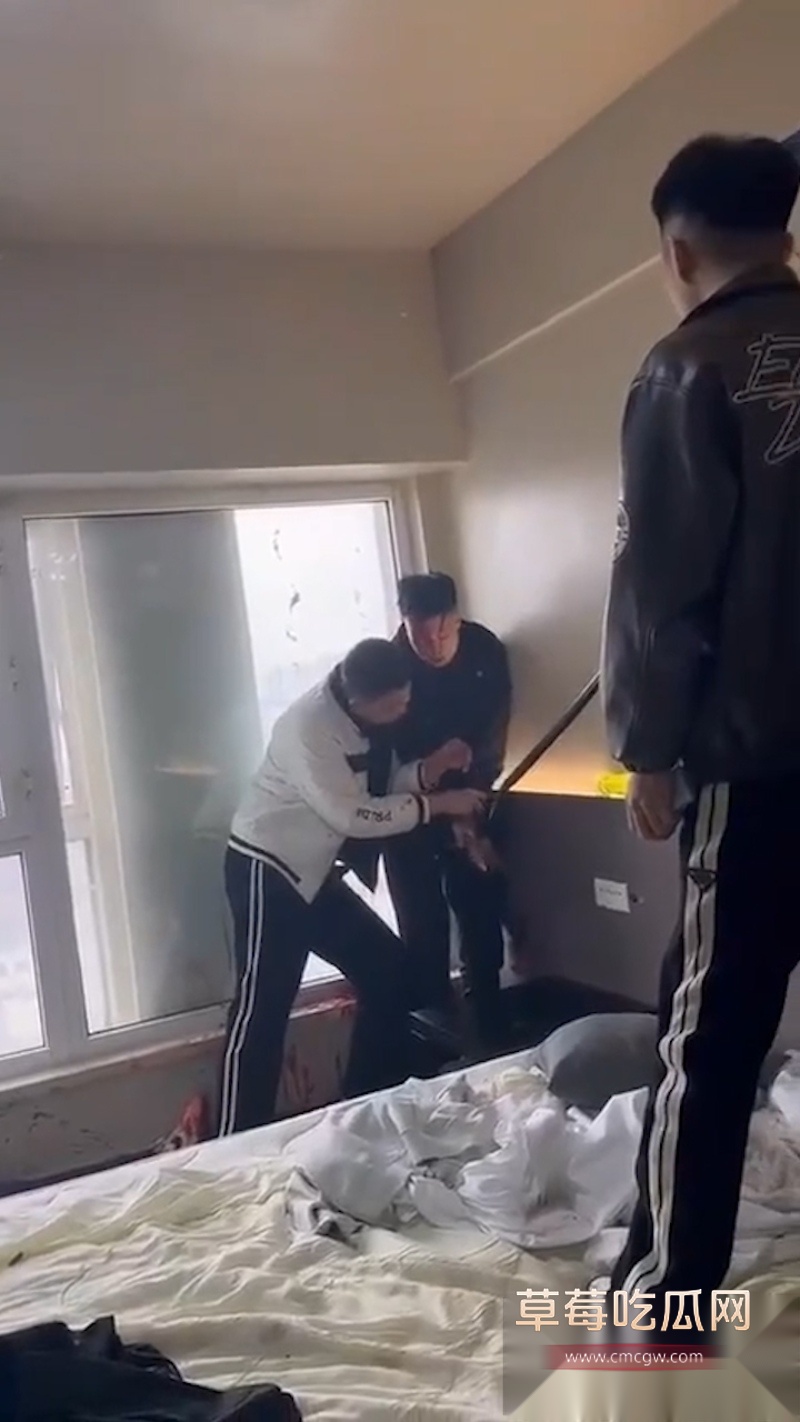 吉林长春万达公寓发生血腥捅人事件 一群精神小伙发生暴力冲突 其中有两男被现场捅死 拍摄视频的妹妹疑似是挑唆的始作俑者！ 1