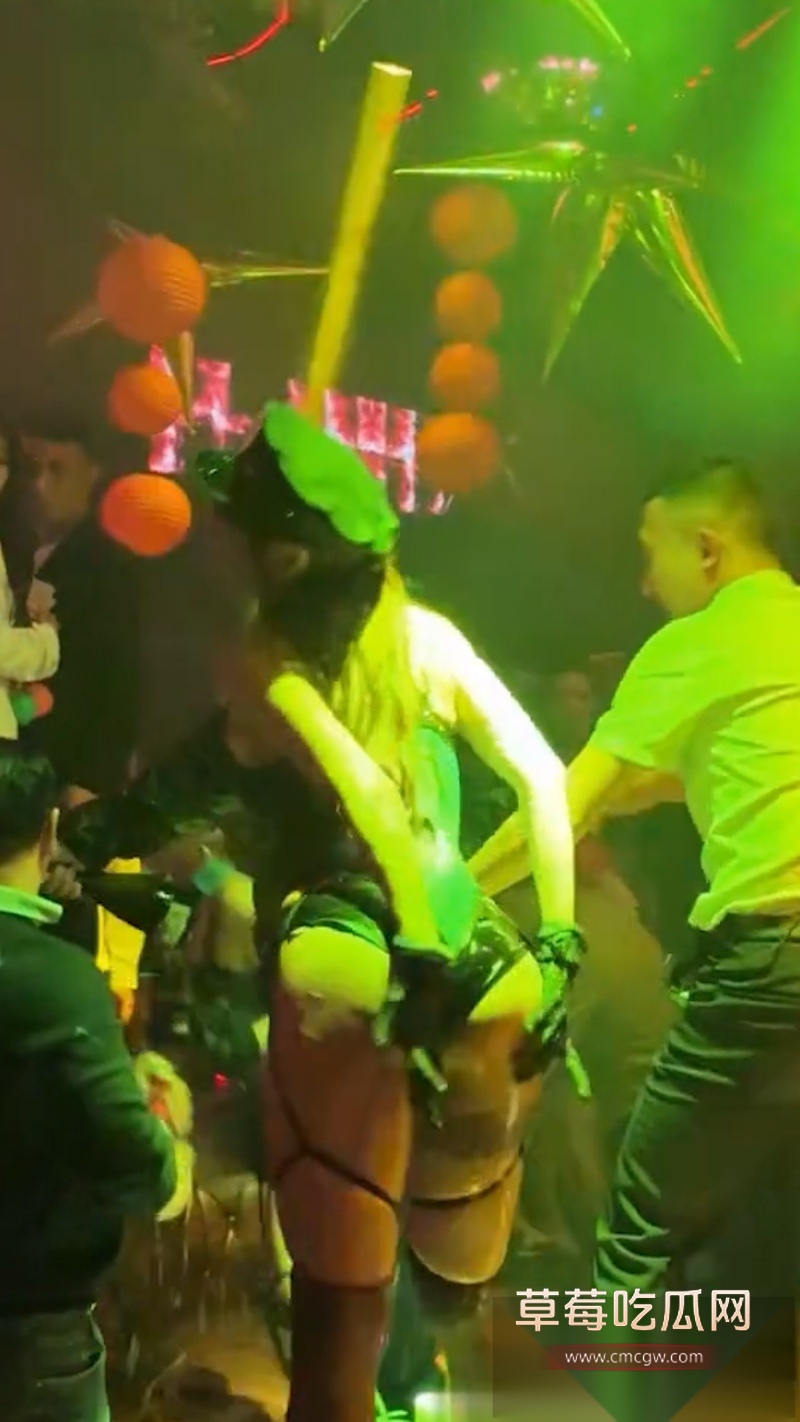 高端会所酒吧现场视频流出 大哥狂爆金币 夜店美女们被香槟喷湿 上演湿身热舞 现场好似过年！ 1