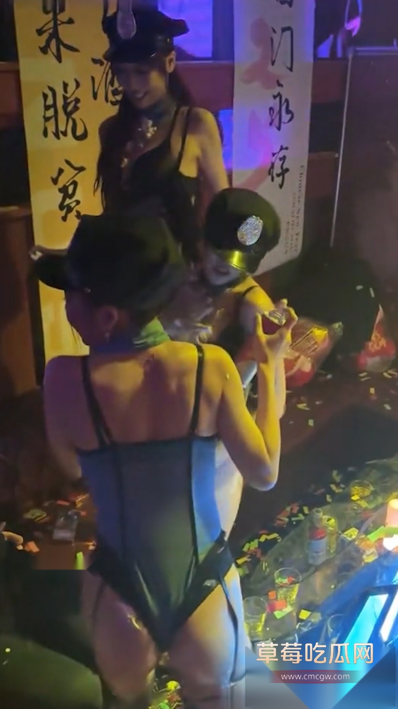 高端会所酒吧现场视频流出 大哥狂爆金币 夜店美女们被香槟喷湿 上演湿身热舞 现场好似过年！ 3