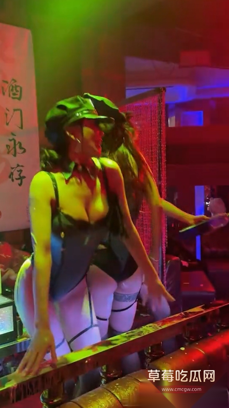 高端会所酒吧现场视频流出 大哥狂爆金币 夜店美女们被香槟喷湿 上演湿身热舞 现场好似过年！ 5