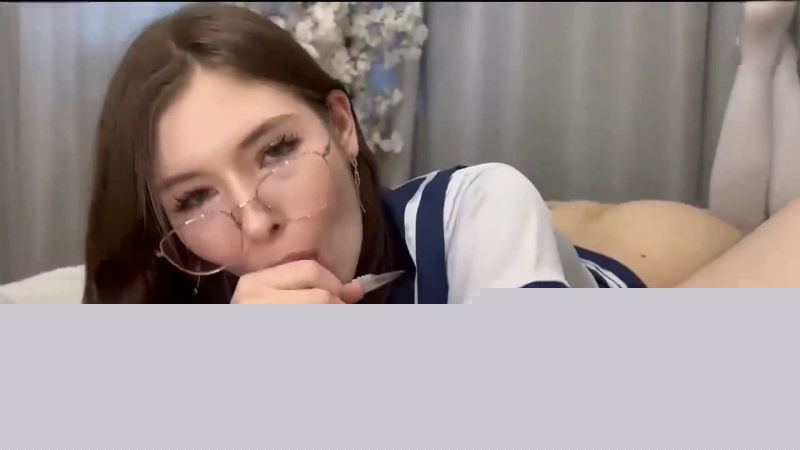 欧美女神CutieKim在卧室勾引家访老师5