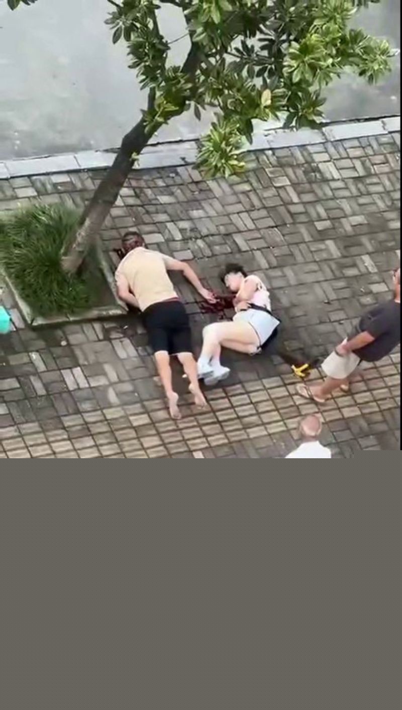 章柃小区的一名少妇出轨被老公当街斩杀7 章柃小区的一名少妇出轨被老公当街斩杀7