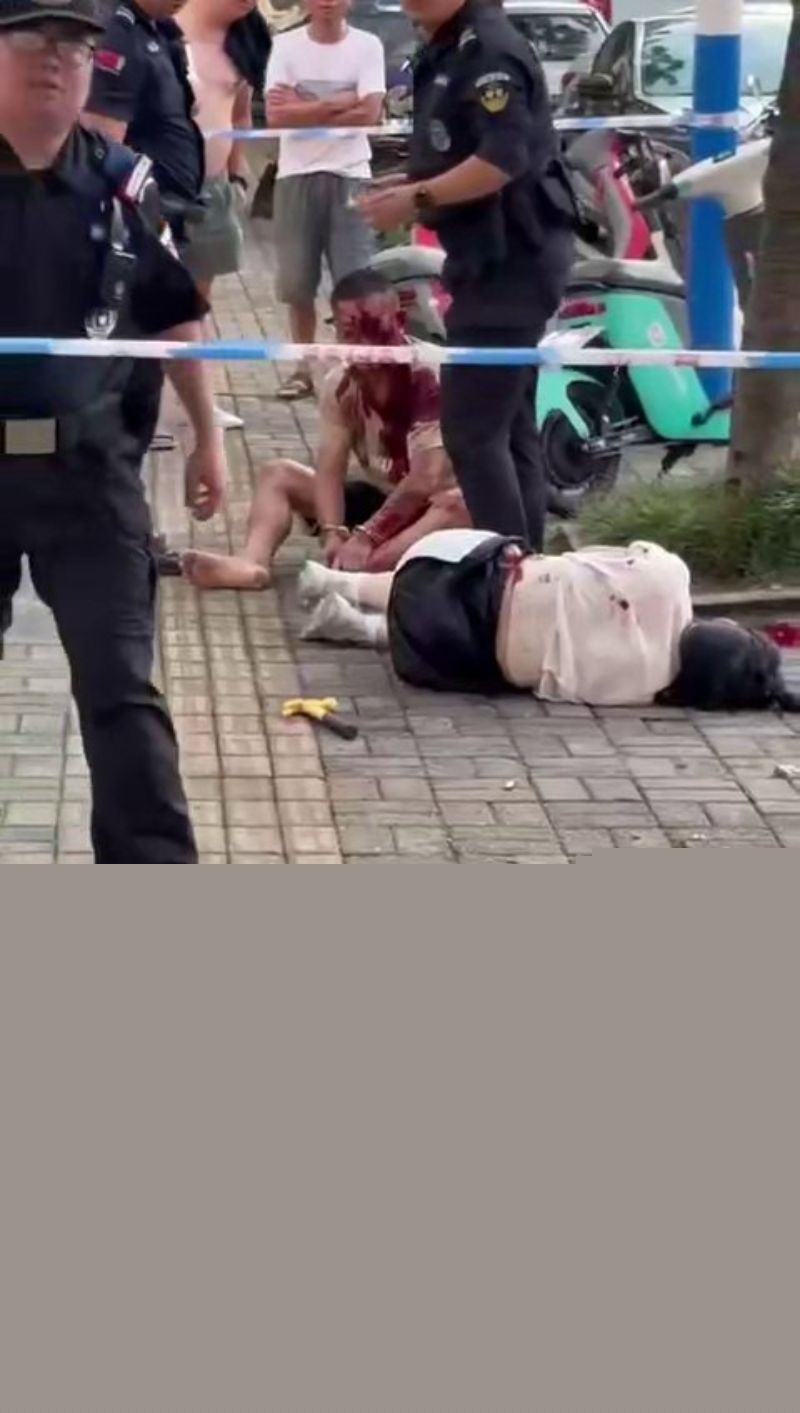 章柃小区的一名少妇出轨被老公当街斩杀9 章柃小区的一名少妇出轨被老公当街斩杀9