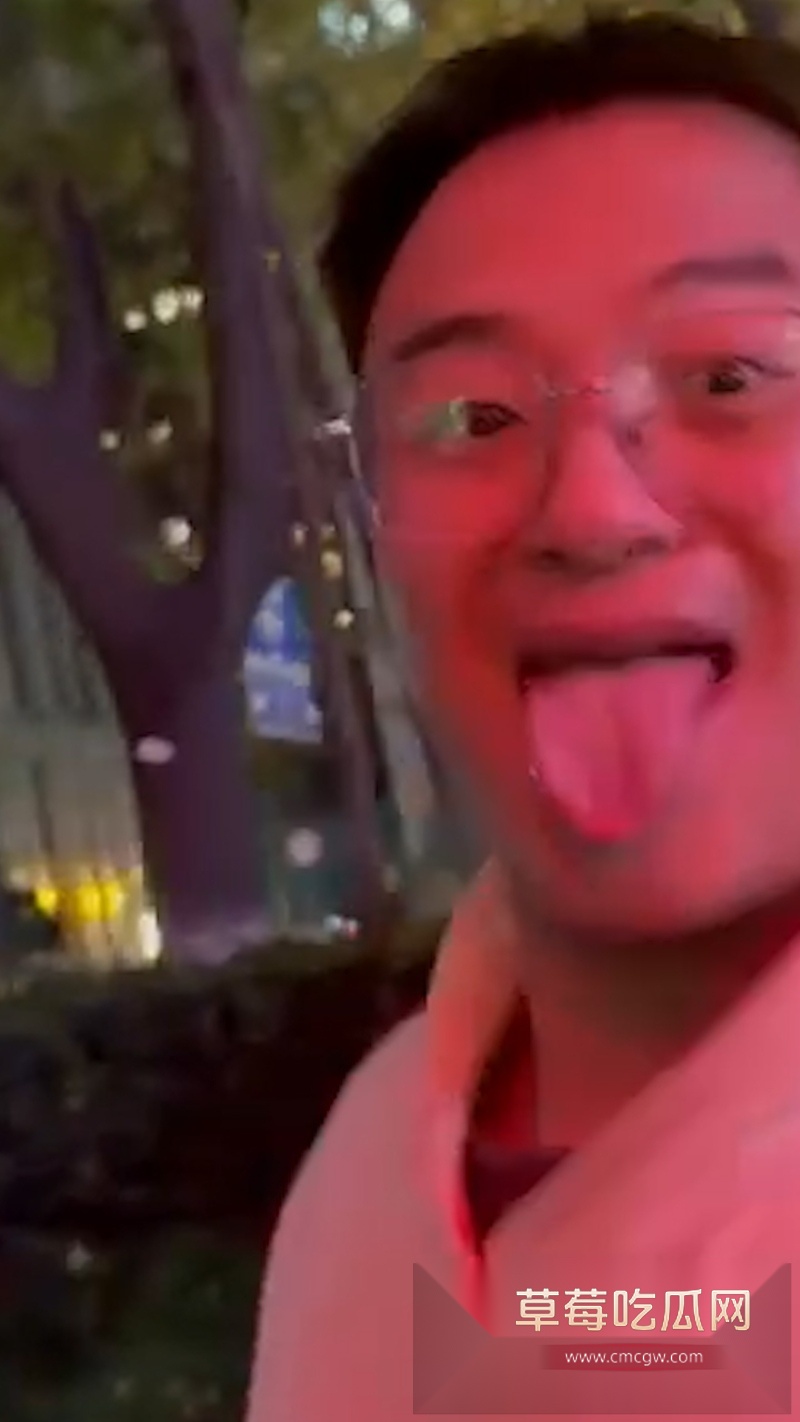 小伙嫖娼不给钱被鸡婆小姐姐拍视频曝光 男人嚣张的冲着镜头吐舌头 新手鸡婆太傻 不知道先收钱再上车! 1 小伙嫖娼不给钱被鸡婆小姐姐拍视频曝光 男人嚣张的冲着镜头吐舌头 新手鸡婆太傻 不知道先收钱再上车! 1