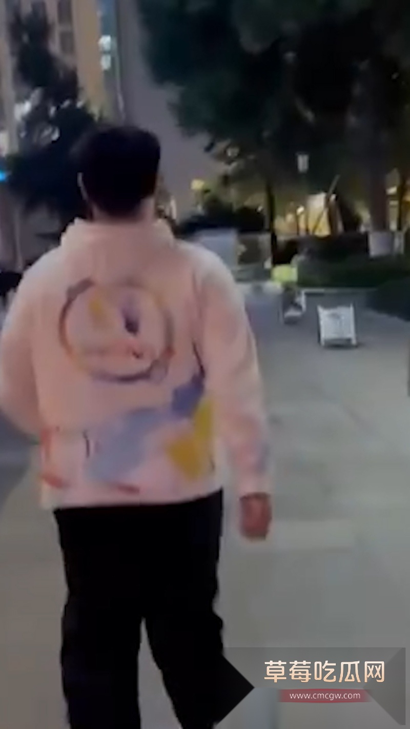 小伙嫖娼不给钱被鸡婆小姐姐拍视频曝光 男人嚣张的冲着镜头吐舌头 新手鸡婆太傻 不知道先收钱再上车! 2 小伙嫖娼不给钱被鸡婆小姐姐拍视频曝光 男人嚣张的冲着镜头吐舌头 新手鸡婆太傻 不知道先收钱再上车! 2