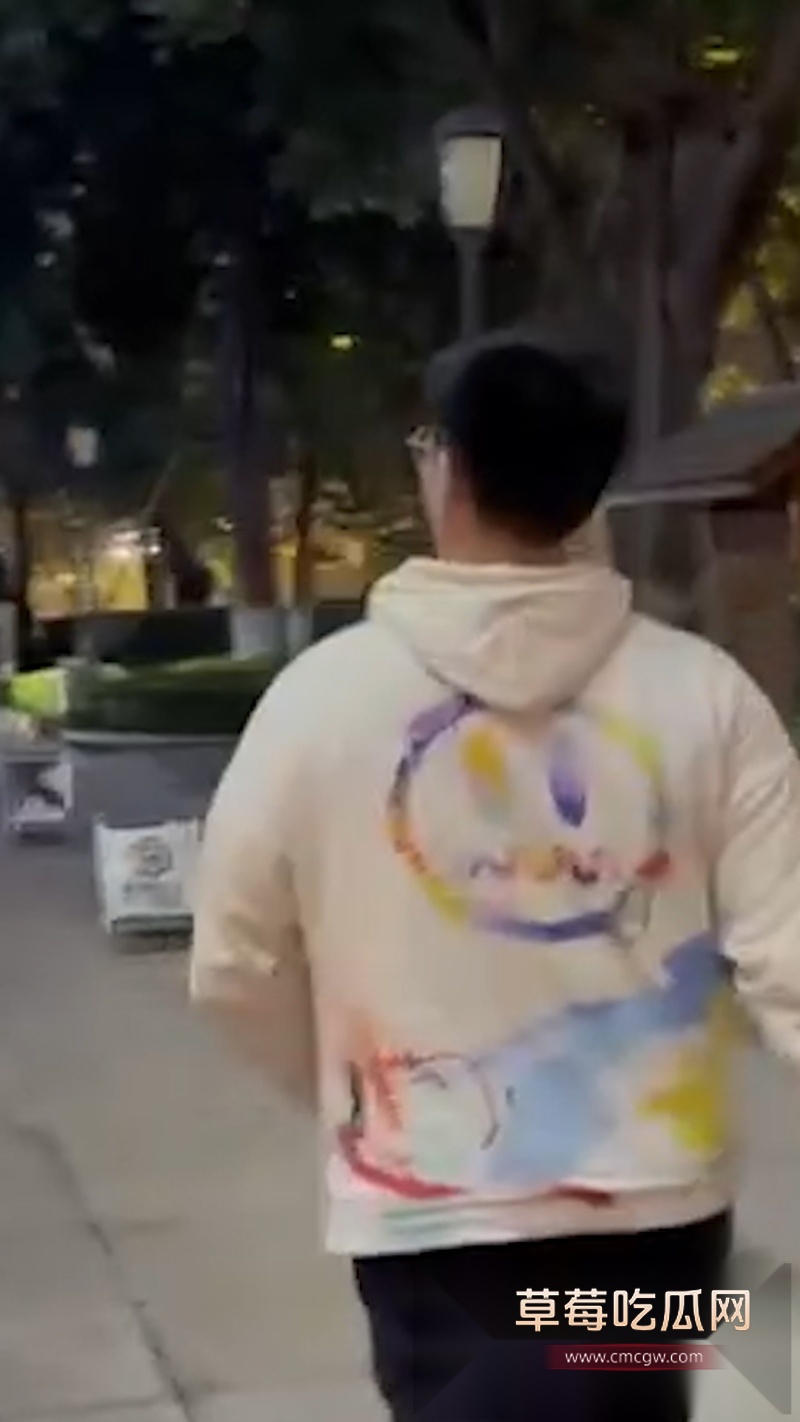 小伙嫖娼不给钱被鸡婆小姐姐拍视频曝光 男人嚣张的冲着镜头吐舌头 新手鸡婆太傻 不知道先收钱再上车! 3 小伙嫖娼不给钱被鸡婆小姐姐拍视频曝光 男人嚣张的冲着镜头吐舌头 新手鸡婆太傻 不知道先收钱再上车! 3