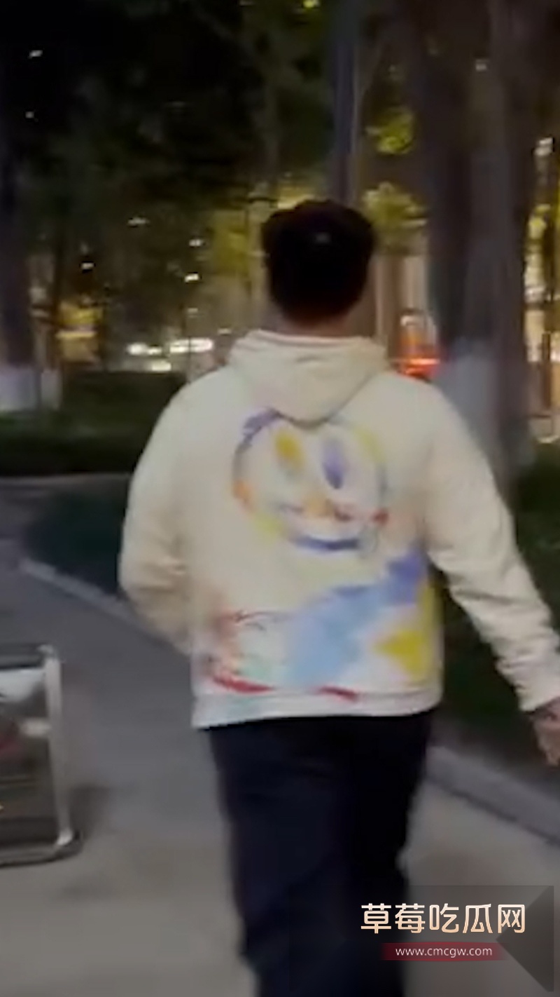 小伙嫖娼不给钱被鸡婆小姐姐拍视频曝光 男人嚣张的冲着镜头吐舌头 新手鸡婆太傻 不知道先收钱再上车! 4 小伙嫖娼不给钱被鸡婆小姐姐拍视频曝光 男人嚣张的冲着镜头吐舌头 新手鸡婆太傻 不知道先收钱再上车! 4