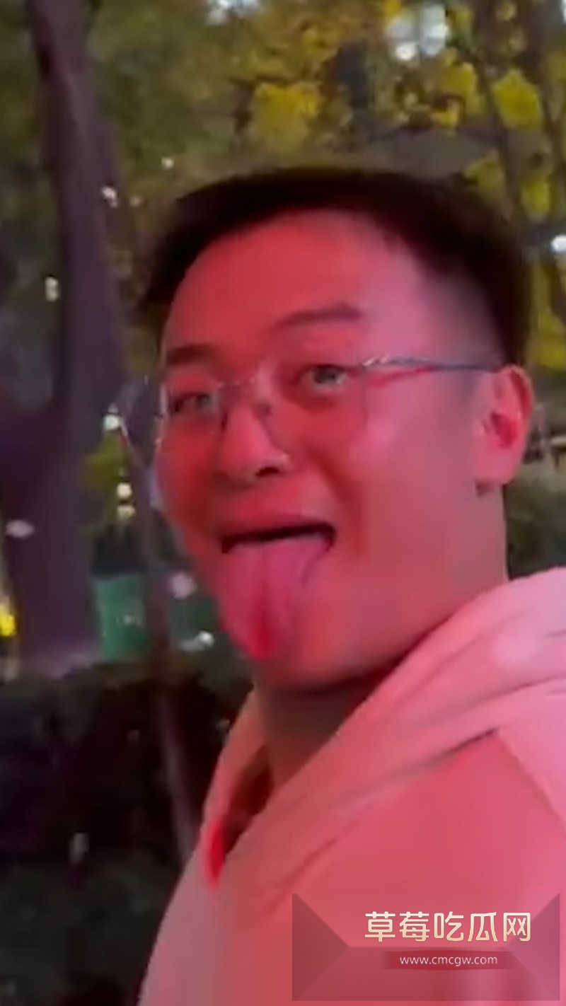 小伙嫖娼不给钱被鸡婆小姐姐拍视频曝光 男人嚣张的冲着镜头吐舌头 新手鸡婆太傻 不知道先收钱再上车! 7 小伙嫖娼不给钱被鸡婆小姐姐拍视频曝光 男人嚣张的冲着镜头吐舌头 新手鸡婆太傻 不知道先收钱再上车! 7