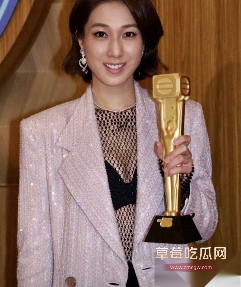 TVB早期花旦 十年诞下三子的好彩妹 钟嘉欣 被曝在加拿大起诉丈夫Jeremy 婚内出轨包养情妇 而且转移财产不给家用 童年女神被丑男坑惨！ 10