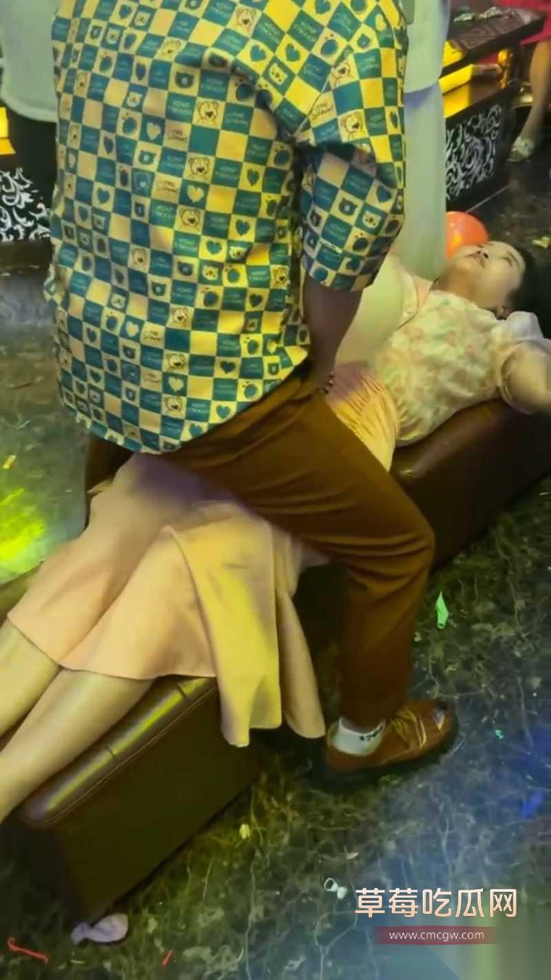 淫乱同学聚会现场合集 饥渴的男男女女们在饭店现场口交接吻 玩低俗游戏 完全把家里的老公老婆扔在脑后！ 2