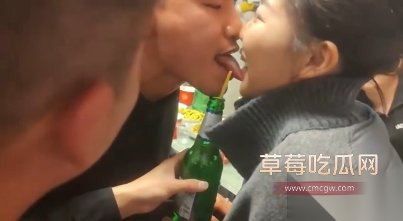 淫乱同学聚会现场合集 饥渴的男男女女们在饭店现场口交接吻 玩低俗游戏 完全把家里的老公老婆扔在脑后！ 4