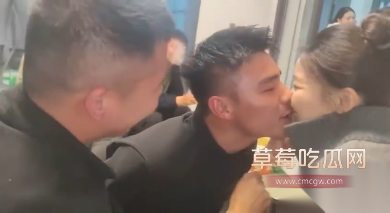 淫乱同学聚会现场合集 饥渴的男男女女们在饭店现场口交接吻 玩低俗游戏 完全把家里的老公老婆扔在脑后！ 6