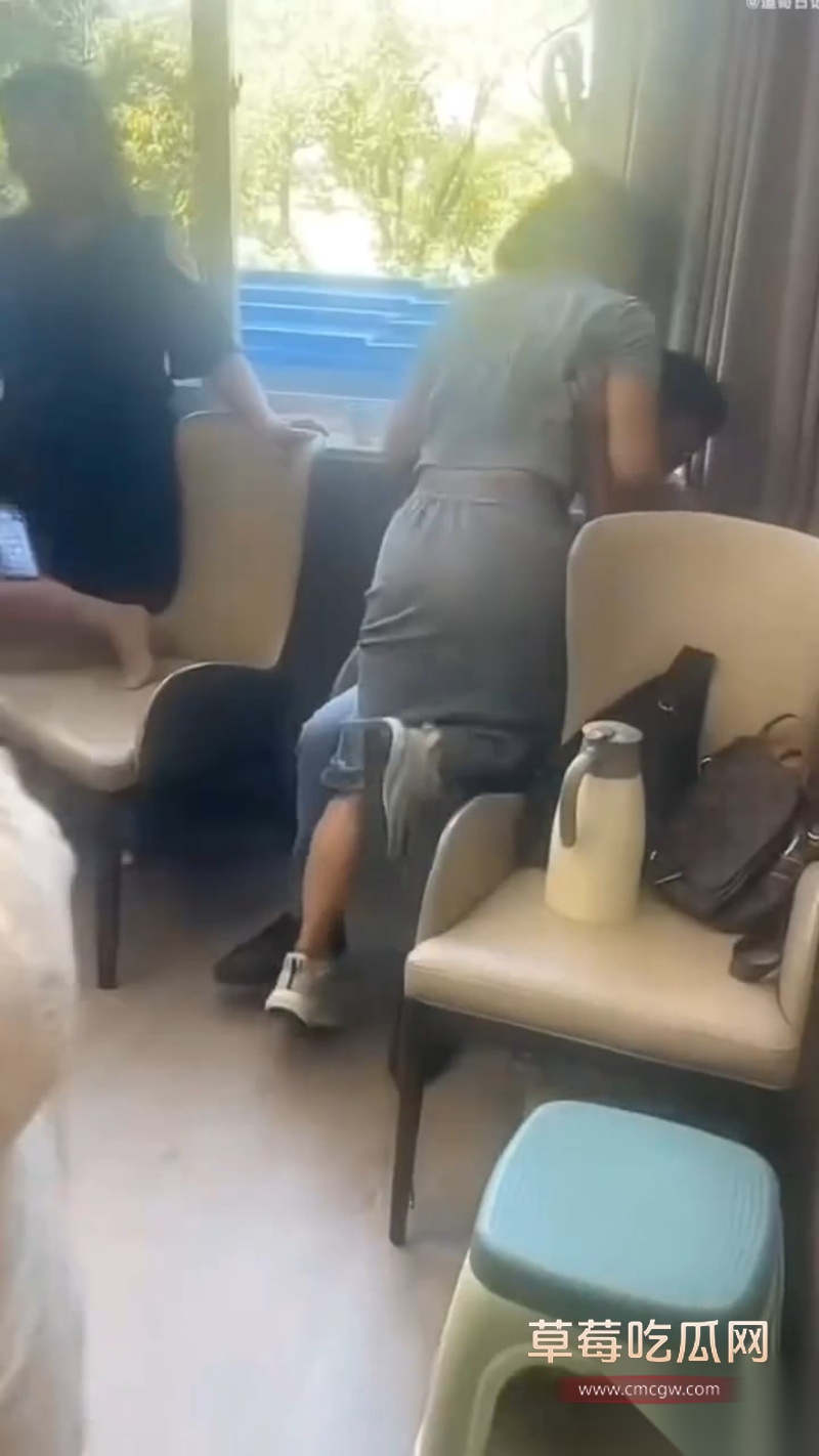 淫乱同学聚会现场合集 饥渴的男男女女们在饭店现场口交接吻 玩低俗游戏 完全把家里的老公老婆扔在脑后！ 7