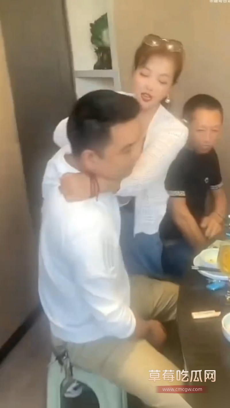 淫乱同学聚会现场合集 饥渴的男男女女们在饭店现场口交接吻 玩低俗游戏 完全把家里的老公老婆扔在脑后！ 8