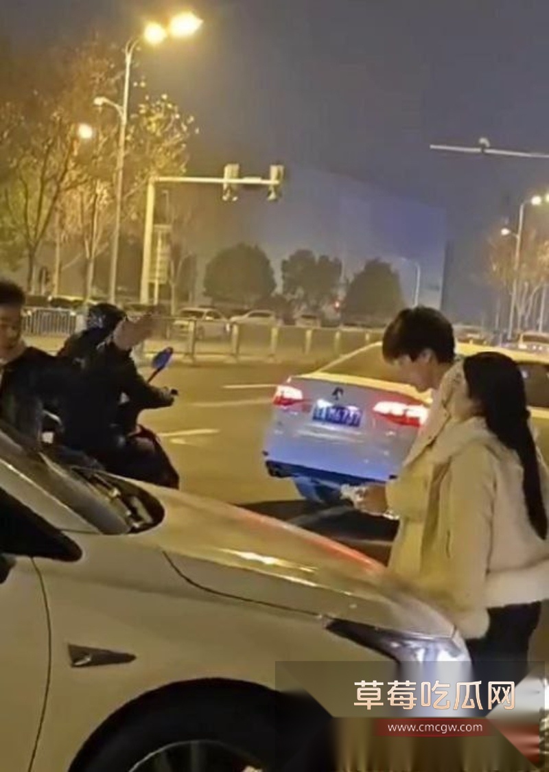 小伙为爱奔赴上海打工 转账20w供养异地恋女友 结果小仙女花着舔狗的钱换了个新男友 小伙鸡飞蛋打一场空 2 小伙为爱奔赴上海打工 转账20w供养异地恋女友 结果小仙女花着舔狗的钱换了个新男友 小伙鸡飞蛋打一场空 2