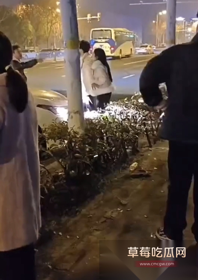 小伙为爱奔赴上海打工 转账20w供养异地恋女友 结果小仙女花着舔狗的钱换了个新男友 小伙鸡飞蛋打一场空 3 小伙为爱奔赴上海打工 转账20w供养异地恋女友 结果小仙女花着舔狗的钱换了个新男友 小伙鸡飞蛋打一场空 3