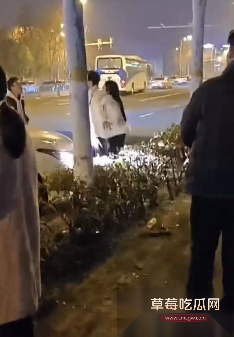 小伙为爱奔赴上海打工 转账20w供养异地恋女友 结果小仙女花着舔狗的钱换了个新男友 小伙鸡飞蛋打一场空 4 小伙为爱奔赴上海打工 转账20w供养异地恋女友 结果小仙女花着舔狗的钱换了个新男友 小伙鸡飞蛋打一场空 4