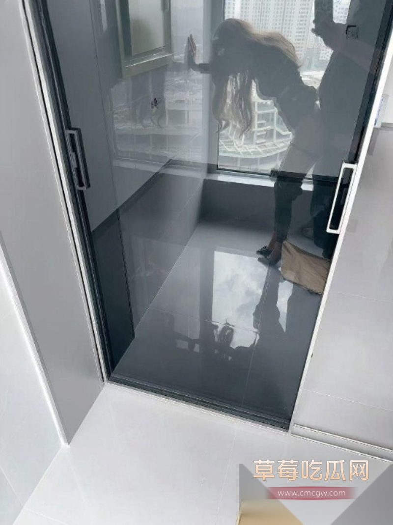 小叔子趁大哥不在家 溜进哥嫂婚房后入爆干亲嫂子 这嫂子也不是好鸟 上来就扒裤口交 饥渴难耐！ 1