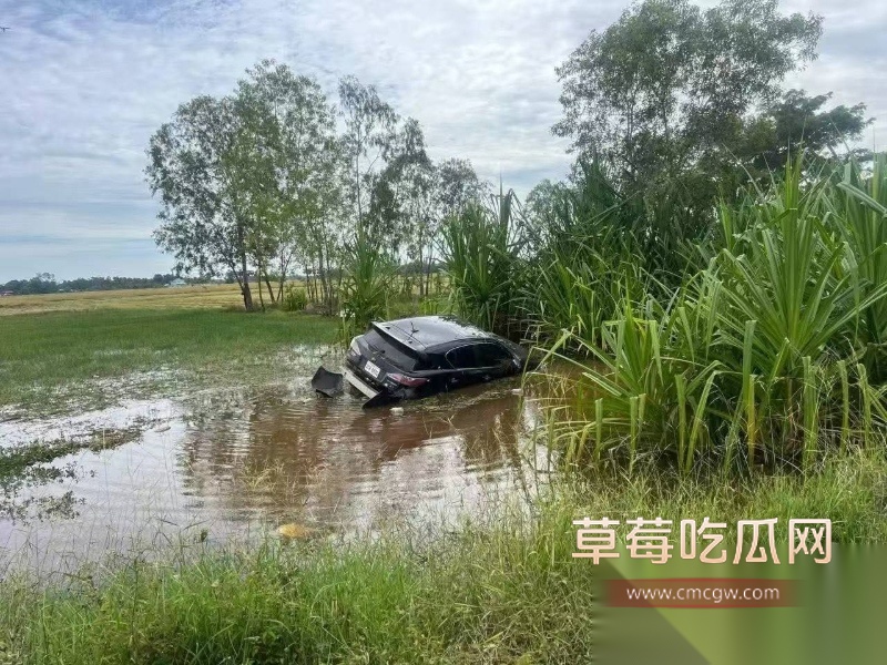 直击抓捕越狱罪犯现场 柬埔寨一女子为爱携五名同伙在囚车押解罪犯途中暴力营救一男囚徒 其溃逃过程中被警方现场抓获！ 1