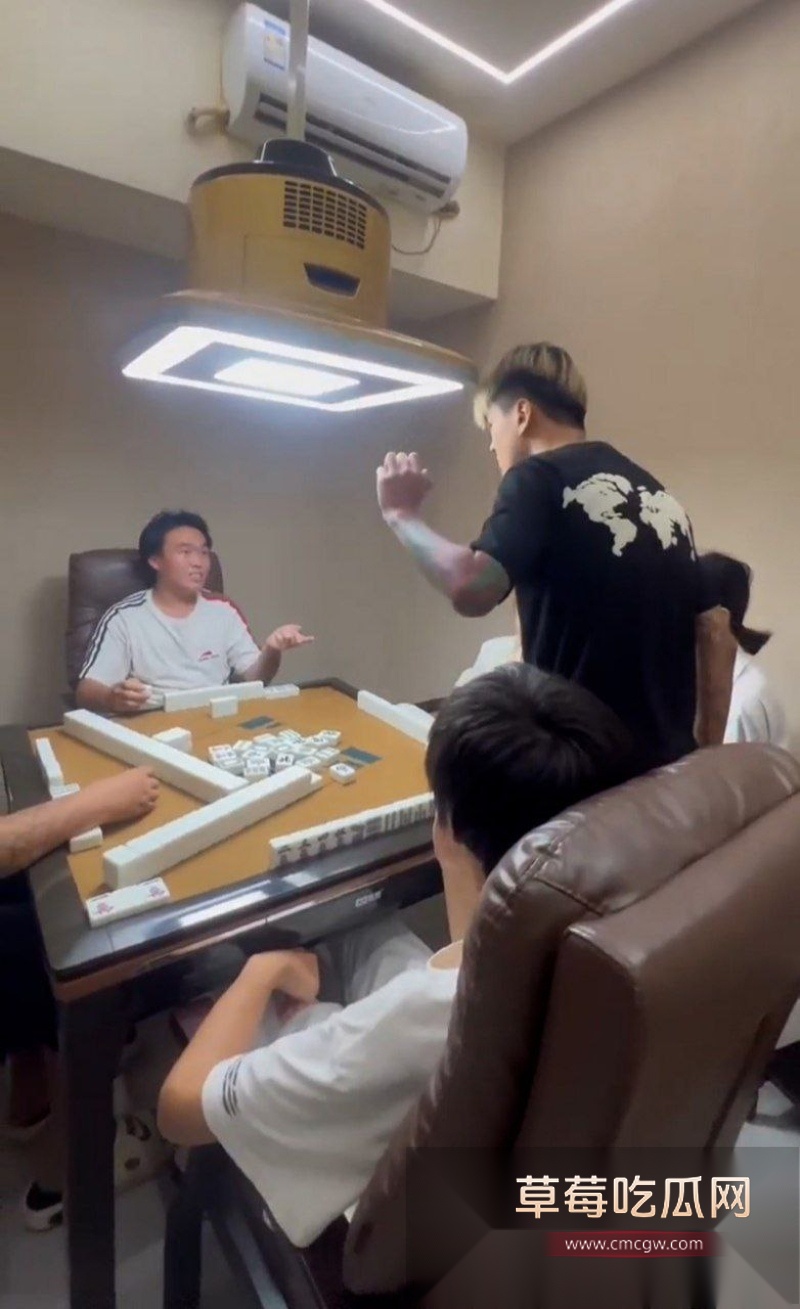 精神小伙怀疑麻将室麻友偷摸自己女友的手 对着麻友就是一顿飞拳 1