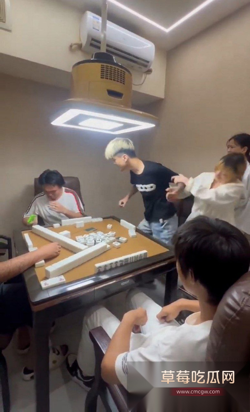 精神小伙怀疑麻将室麻友偷摸自己女友的手 对着麻友就是一顿飞拳 3