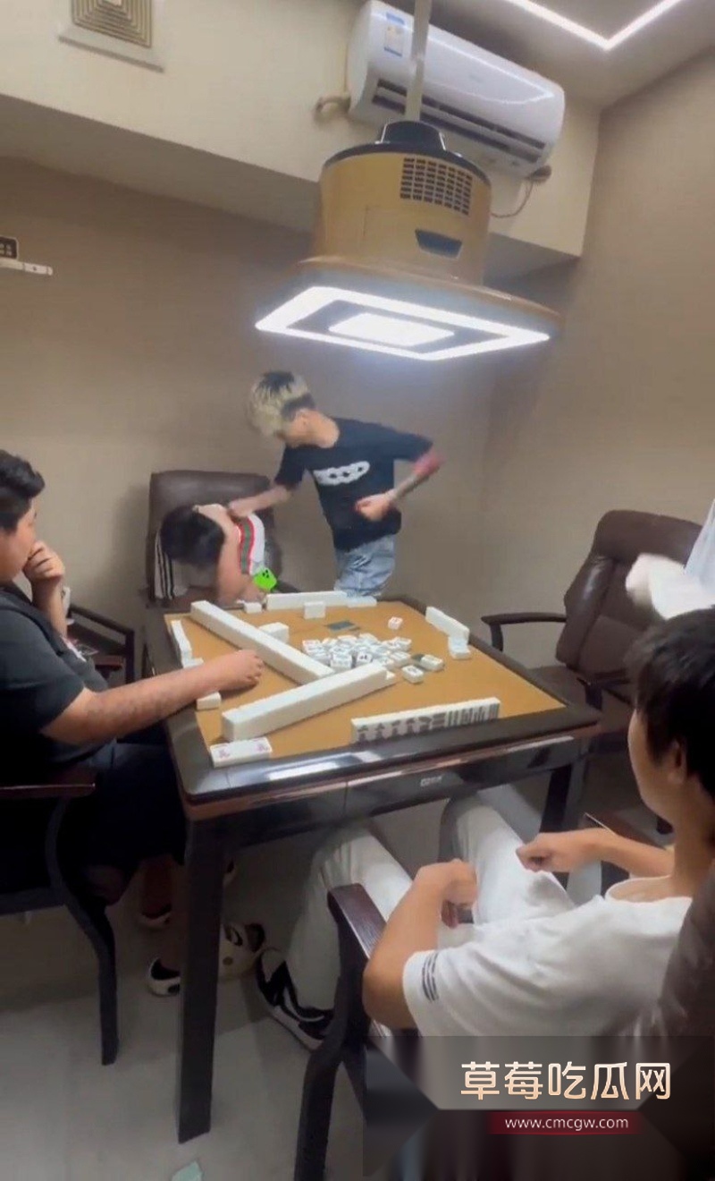 精神小伙怀疑麻将室麻友偷摸自己女友的手 对着麻友就是一顿飞拳 4