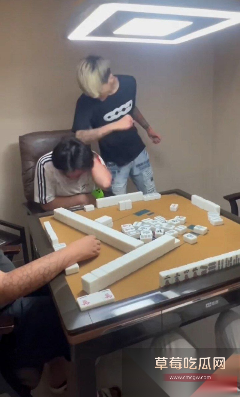 精神小伙怀疑麻将室麻友偷摸自己女友的手 对着麻友就是一顿飞拳 5