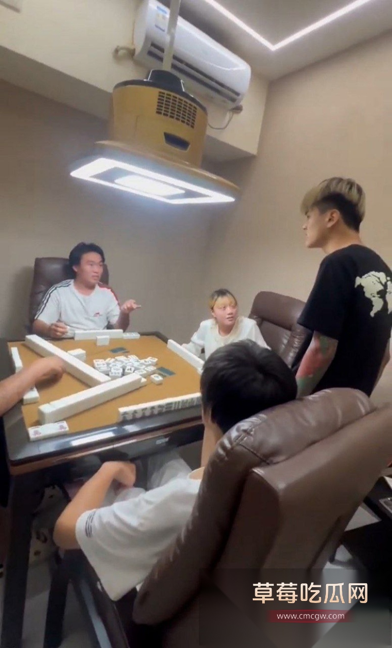 精神小伙怀疑麻将室麻友偷摸自己女友的手 对着麻友就是一顿飞拳 7
