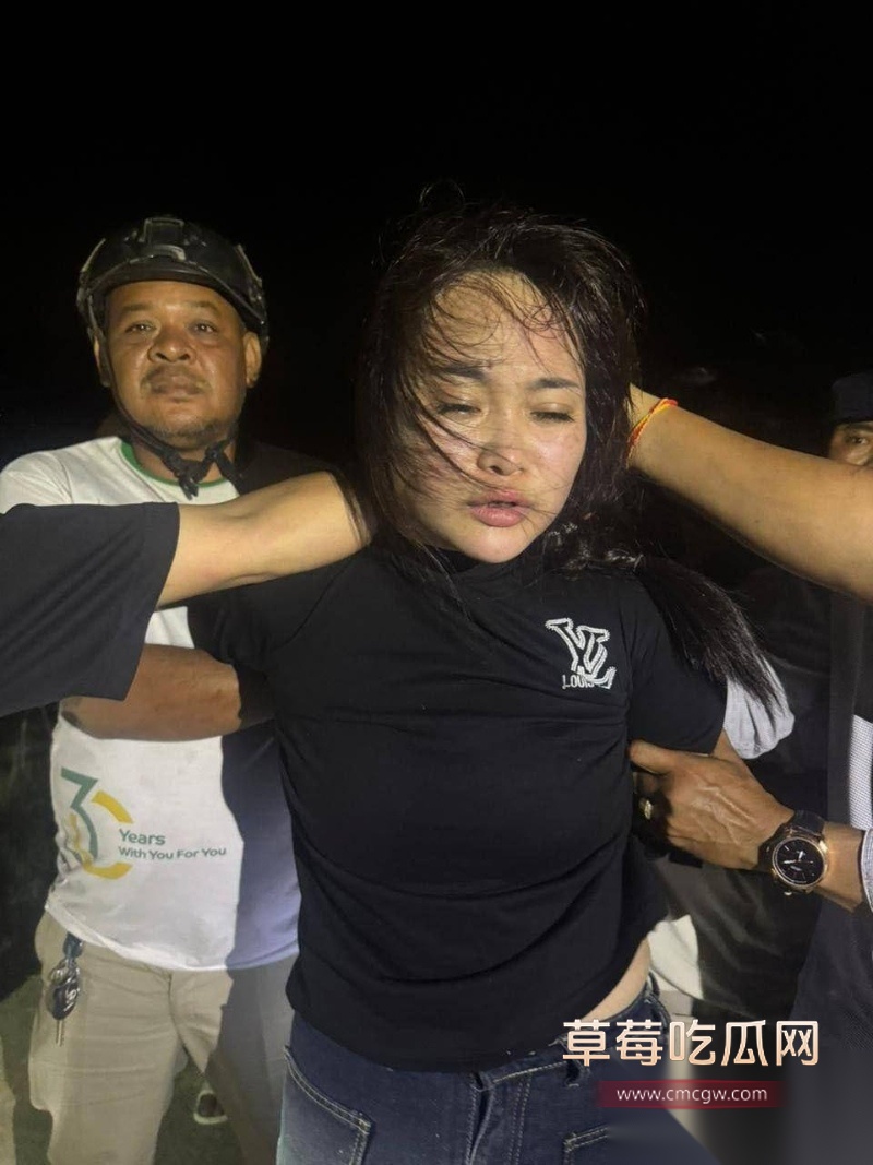 越南大嫂冯静劫柬埔寨囚车案后续 为爱勇劫法场的大嫂在救出男友后被警方抓获 现场采访记者不知意欲何为竟对大嫂动手动脚! 1 越南大嫂冯静劫柬埔寨囚车案后续 为爱勇劫法场的大嫂在救出男友后被警方抓获 现场采访记者不知意欲何为竟对大嫂动手动脚! 1