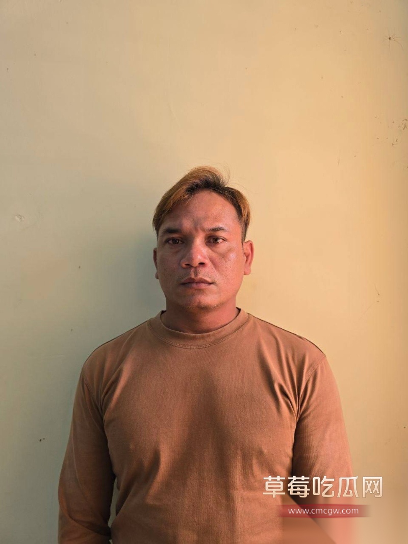 越南大嫂冯静劫柬埔寨囚车案后续 为爱勇劫法场的大嫂在救出男友后被警方抓获 现场采访记者不知意欲何为竟对大嫂动手动脚! 4 越南大嫂冯静劫柬埔寨囚车案后续 为爱勇劫法场的大嫂在救出男友后被警方抓获 现场采访记者不知意欲何为竟对大嫂动手动脚! 4